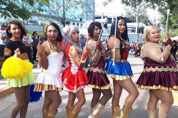 Palillonas LGTBI desfilaron junto a protestas de Libre