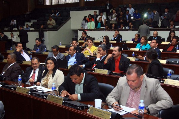 Diputados proponen eliminar pago en dólares para servicios