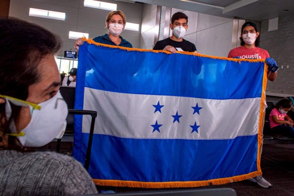 Hondureños regresan a su 'sangre' en un nuevo vuelo especial desde EEUU