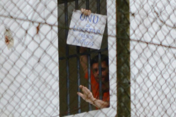 Expresidentes piden a López suspender huelga de hambre