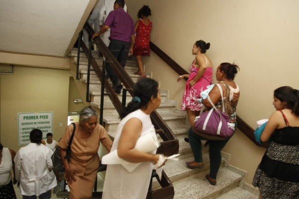 Vuelven a fallar los ascensores en el Rivas