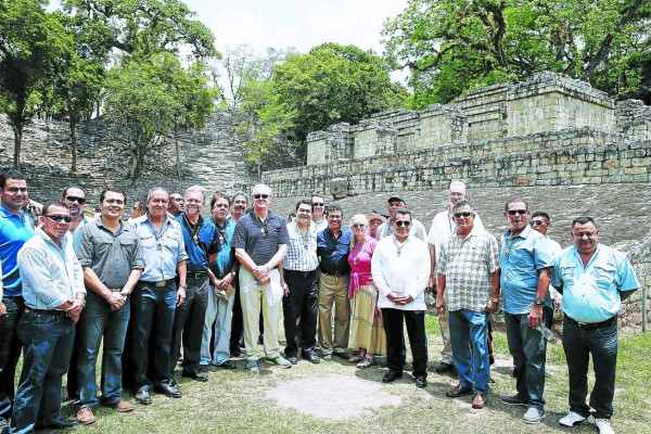 Juan Orlando Hernández colocará primera piedra de aeródromo