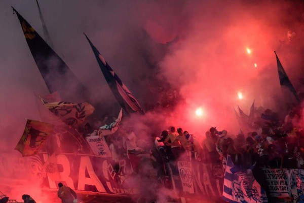 UEFA sanciona al Marsella por incidentes en Europa y le amenaza de exclusión