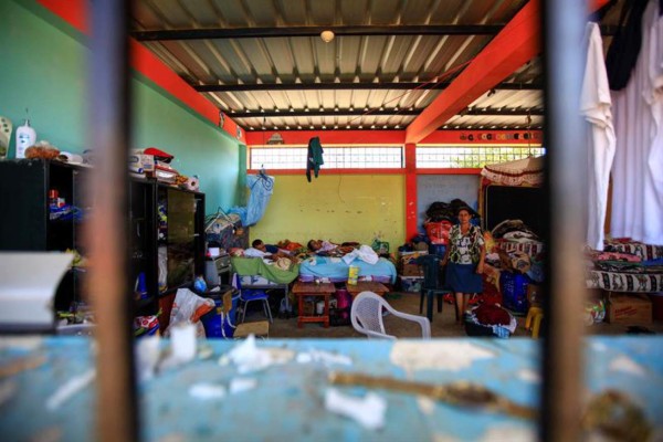 Hondureña con dos niños entre damnificados por terremoto en Ecuador