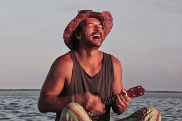 Arjona estrena 'Lo poco que tengo' grabado en Roatán, Honduras