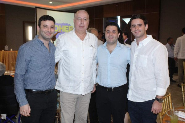 El empresario Napoleón Larach fue honrado