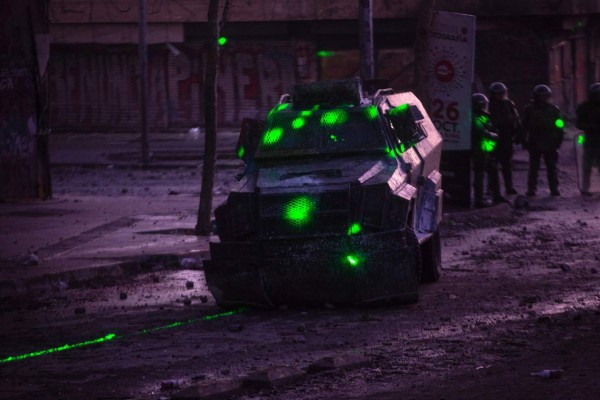 Rayos láser, el 'arma silenciosa' de los manifestantes en Chile