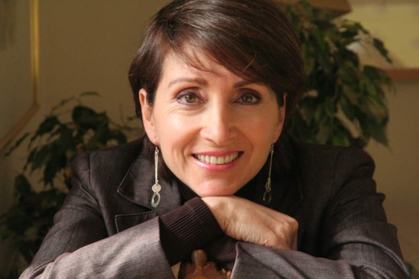 Periodista presenta el libro 'Mujeres tras las rejas de Pinochet'