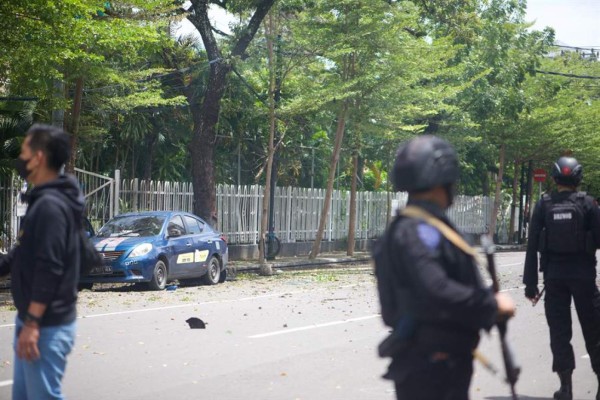 Dos atacantes muertos y 20 heridos en atentado contra iglesia en Indonesia  