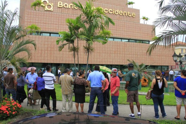 En calma y orden reclaman ahorros de Continental en cuatro bancos