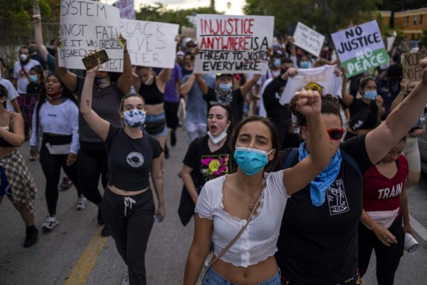 Latino arrestado en Miami dice que le pagaron para hacer protestas violentas