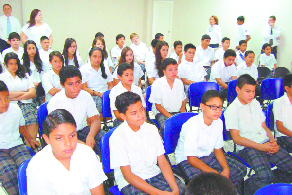 Escuelas bilingües alfabetizarán solo a niños