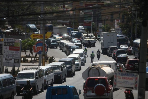 Buses 'brujitos' protestan por legalización de unidades en Tegucigalpa
