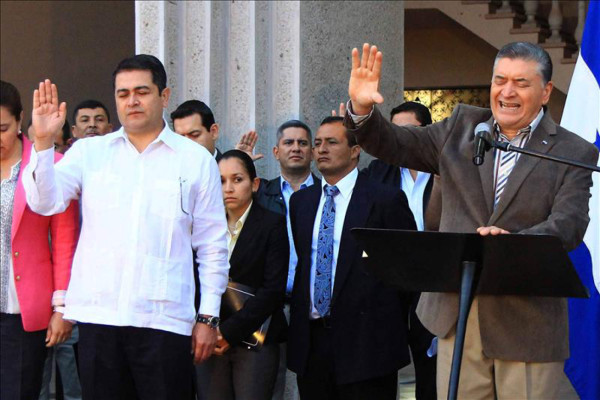 Juan Orlando recibe a evangélicos y les pide orar por su Gobierno
