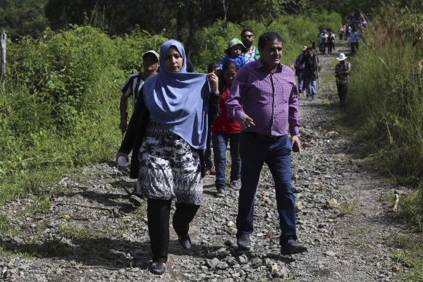 HON08. RÍO BLANCO (HONDURAS), 21/10/2017.- La premio Nobel de la Paz de 2011, periodista, política y activista yemení por la defensa de los derechos humanos, Tawakkul Karman (i), participa durante una actividad hoy, sábado 21 de octubre de 2017, en la comunidad de Río Blanco (Honduras). Indígenas Lencas e integrantes del Consejo Cívico de Organizaciones Populares e Indígenas de Honduras (COPINH) participaron en la actividad para defender las aguas del Río Gualcarque, un río sagrado para el pueblo Lenca, pues dependen de él para su subsistencia. En el lugar han hecho preparaciones para construir represas sin consultar a los pueblos que habitan estas localidades. Su máxima líder indígena y ambientalista, Berta Cáceres, fue asesinada el 3 de marzo de 2016 en el municipio de la Esperanza, donde habitaba. EFE/Gustavo Amador