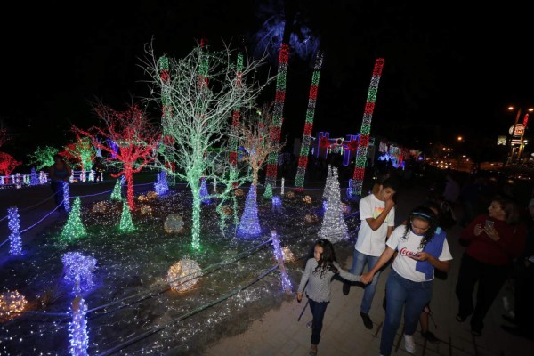 El colorido y diversión en las villas encienden el espíritu navideño