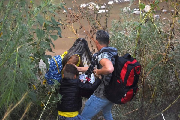 Patrulla Fronteriza de EEUU disparó gas pimienta a mexicanos