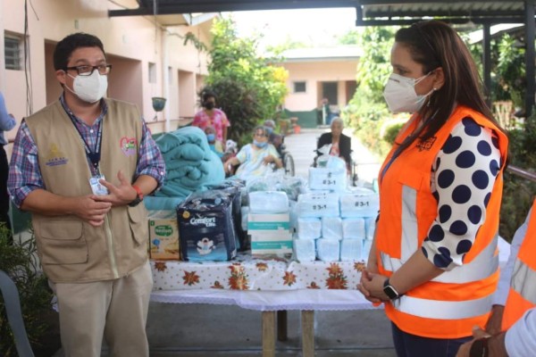 Primera dama de Honduras entrega ayuda humanitaria a abuelitos de asilo sampedrano