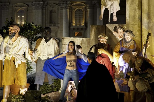 Mujer con los senos al aire irrumpe en presebre del Vaticano