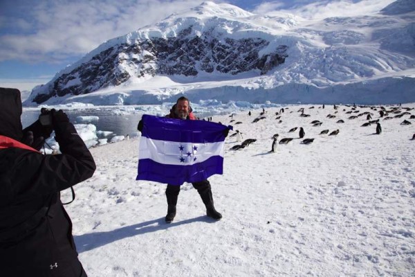 El hondureño Bobby Handal con la bandera de Honduras en la Antártida.