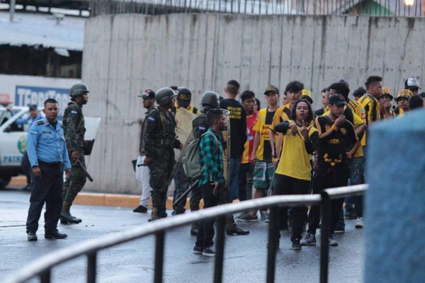 ¡Lamentable! Barras del Olimpia y Real España se agarraron a pedradas