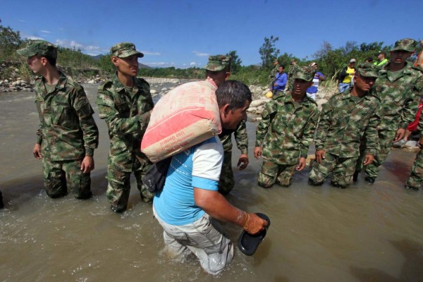 Uribe acusa a Venezuela de 'genocidio' por expulsión de colombianos