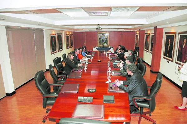 Buscan readecuar con la banca $450 millones en deuda interna