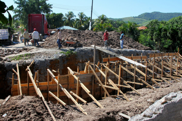 Copeco construye puente en municipio de San Manuel