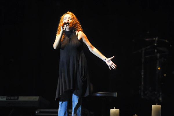 Lluvia de adoración con Jesús Adrián Romero