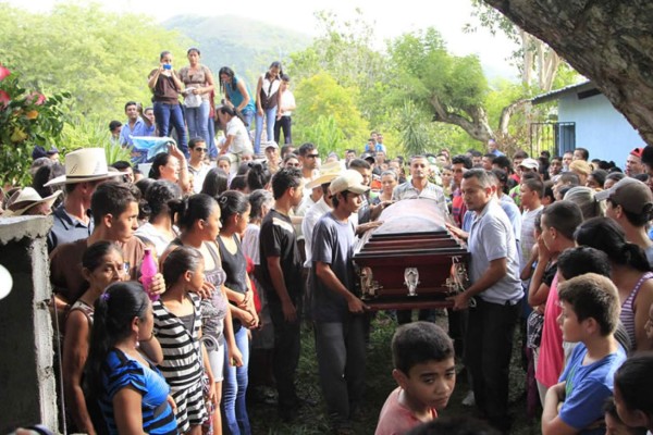 Una multitud dio el último adiós a niño asesinado en Ilama