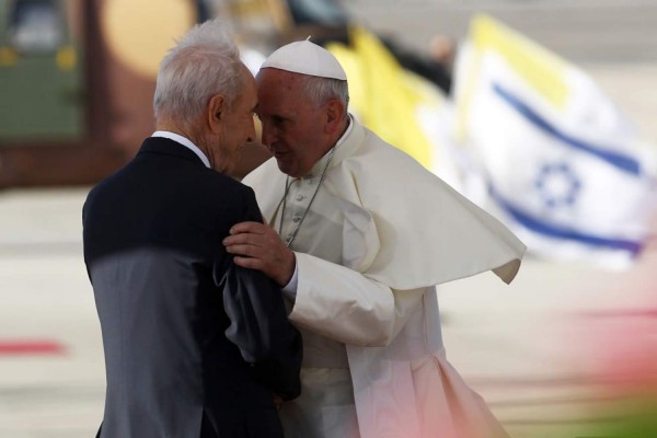 El Papa denuncia el muro y ofrece el Vaticano a palestinos e israelíes