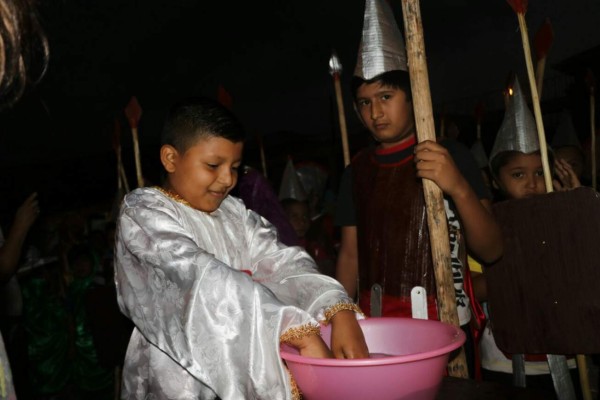 Niños reviven la crucificción de Jesús