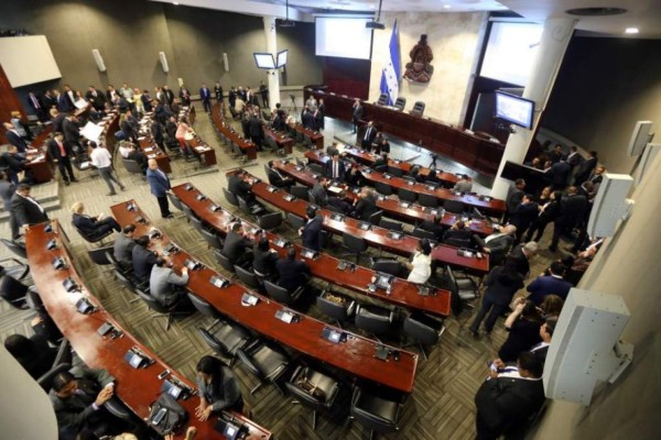 Partido Liberal ratifica expulsión de 17 diputados que apoyaron intervención al RNP