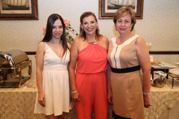 Fiesta maternal para Patty Jananía