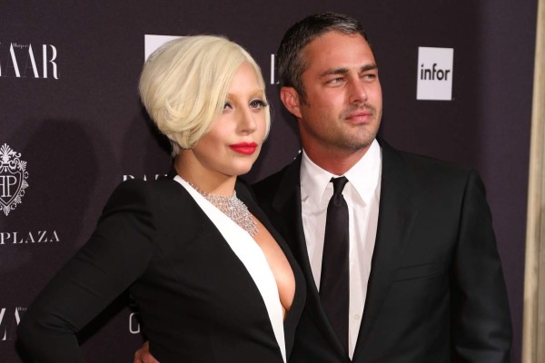 Lady Gaga devuelve anillo de compromiso a su ex  