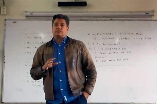 Profesor mexicano 'enseña' a alumnos a maltratar mujeres