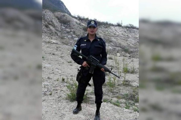 Suspenden a policía por tomarse selfie semi desnuda en una patrulla