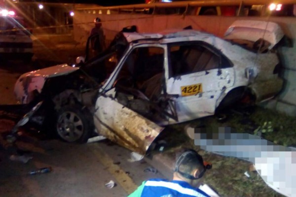 Dos muertos y un herido tras estrellarse taxi en paredón en Tegucigalpa