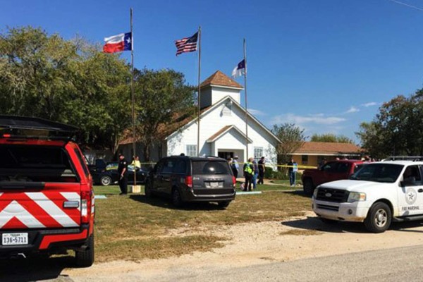 Al menos 26 muertos tras tiroteo en iglesia bautista de Texas