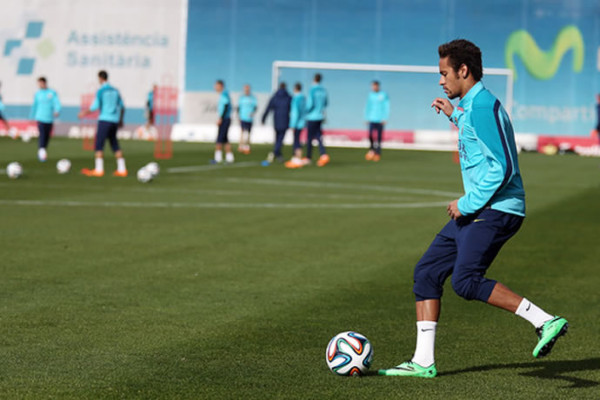 Neymar empieza a tocar balón