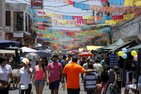 Decenas de personas ya disfrutan del desfile de carrozas y el gran carnaval de La Ceiba.