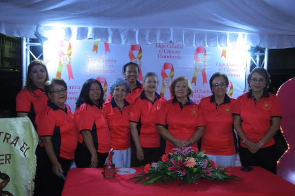 La Liga contra el Cáncer enciende su flama rosa