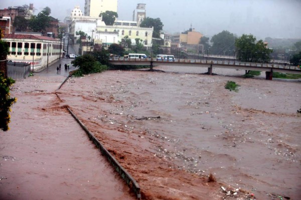Honduras: Caudal del río Choluteca baja su nivel pero mantiene alerta roja