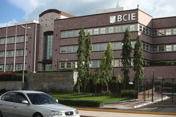 Banco Centroamericano mejora calificación de riesgo por solvencia y liquidez