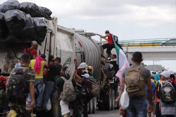 Muere un hondureño de la caravana migrante al caer de un tráiler en México