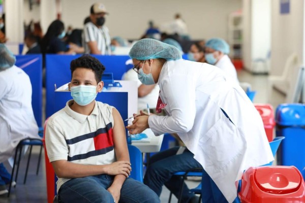 El Salvador abre vacunación para mayores de 12 años