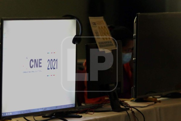 Denuncian robo de discos duros y cortes de internet previo al escaneo de actas en bodegas del CNE