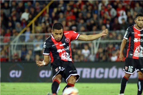 Roger Rojas firma una noche espectacular y rescata al Alajuelense con un hat-trick
