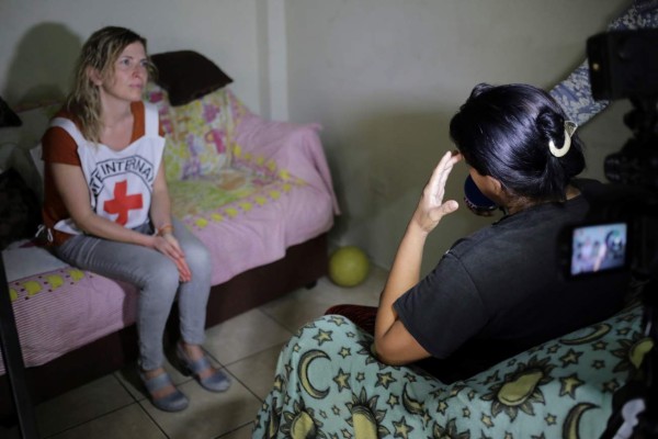 ACOMPAÑA CRÓNICA: HONDURAS VIOLENCIA. TEG601. SAN PEDRO SULA (HONDURAS), 30/03/2019.- Ángela Cotroneo, asesora mundial sobre desplazamientos internos del Comité Internacional de la Cruz Roja (CICR) conversa con una víctima de pandillas ayer viernes, 29 de marzo de 2019, en un alojamiento temporal del Comité Internacional de la Cruz Roja (CICR), en San Pedro Sula (Honduras). Las amenazas de pandillas es uno de los motivos, además de la extorsión y la inseguridad, por los que muchos hondureños se desplazan de manera forzada en Honduras, que registra unas 240.000 personas desplazadas en los últimos 14 años y requiere soluciones duraderas. EFE/Gustavo Amador