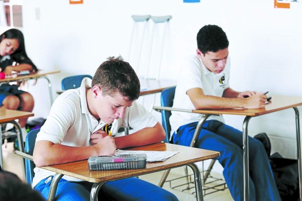 Educación de Honduras prohíbe excluir de exámenes a alumnos